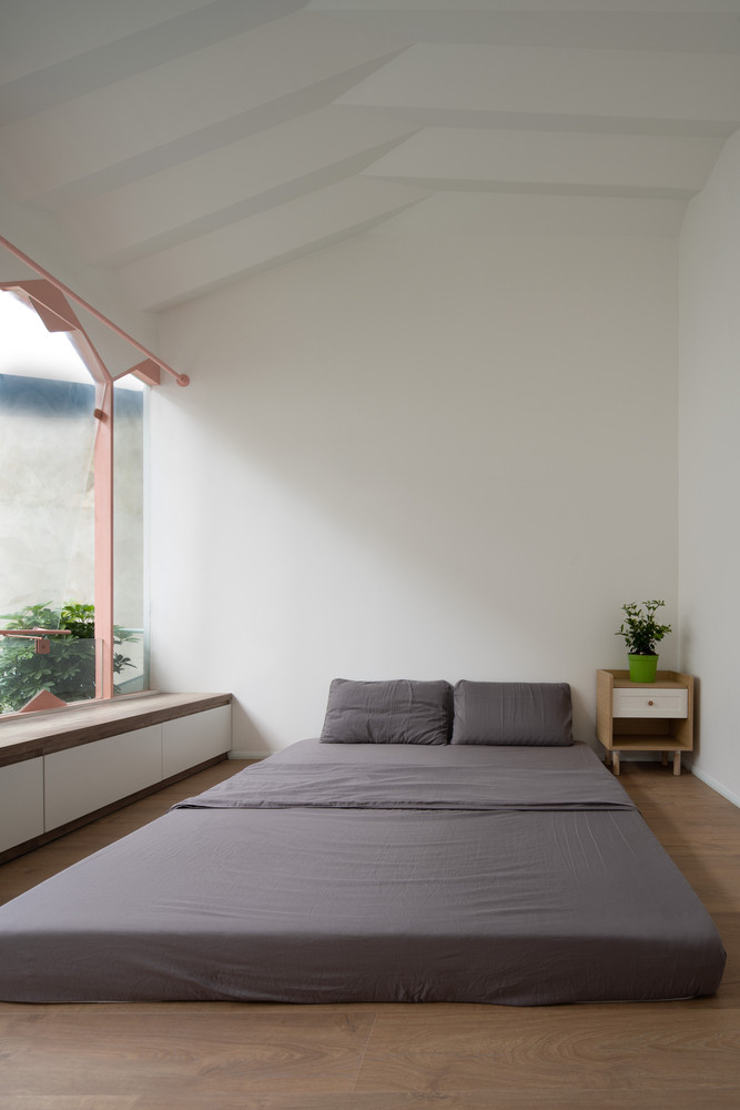 Đặc biệt, căn nhà còn là kết quả giữa giải pháp kiến trúc cùng sở thích chủ nhà, thể hiện qua chi tiết và màu sắc của công trình.