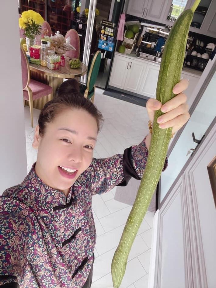 Mới đây, Nhật Kim Anh khoe giàn mướp hương mình trồng đã cho quả dài gần bằng người.