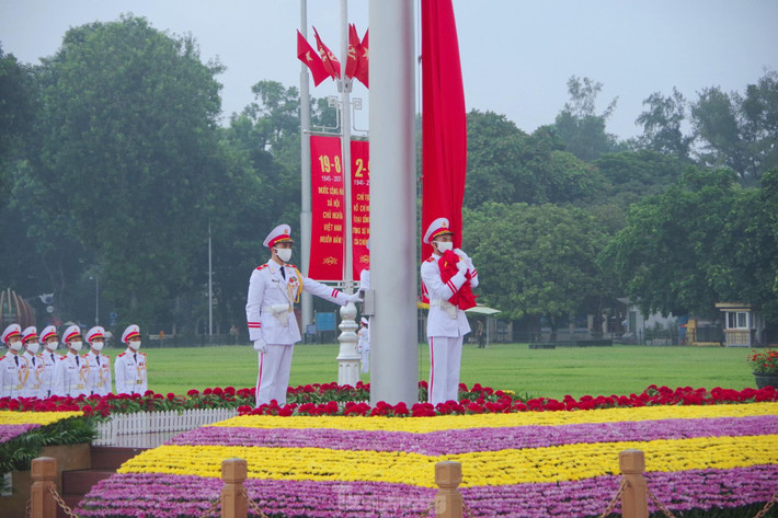 Đội hình xuất phát từ sau lễ đài rồi cơ động về trước cột cờ thực hiện nhiệm vụ. Khi mệnh lệnh chào cờ cất lên, cả đội hình sẽ thực hiện động tác chào uy nghiêm và Tổ Quốc kỳ sẽ thực hiện động tác tung Quốc kỳ lên không trung.