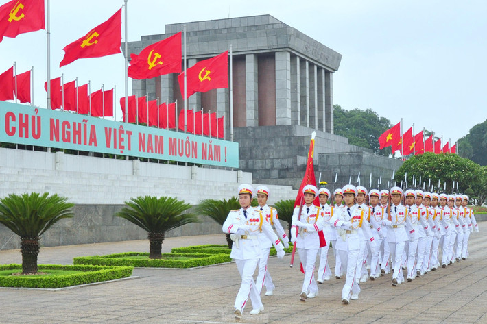 Tiền Phong gửi tới bạn đọc những hình ảnh thiêng liêng của Lễ chào cờ trong dịp kỷ niệm 76 năm Ngày Quốc khánh nước Cộng hòa XHCN Việt Nam (2/9/1945 - 2/9/2021), do những 34 chiến sĩ Tiêu binh Danh dự của Đoàn 275 trong bộ quân phục trắng tinh khôi thực hiện.
