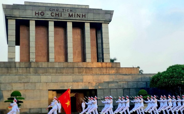 Sau khi kết thúc Lễ chào cờ, đội hình khối nghi lễ sẽ đi qua trước Lăng và thực hiện động tác chào Bác vào mỗi buổi sáng sớm