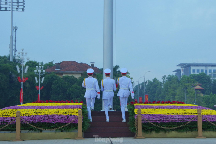 Lễ chào cờ hàng ngày trước Lăng Bác tại Quảng trường Ba Đình diễn ra khi trời còn chưa sáng rõ, nên các chiến sĩ Tiêu binh Danh dự phải thức dậy từ sớm