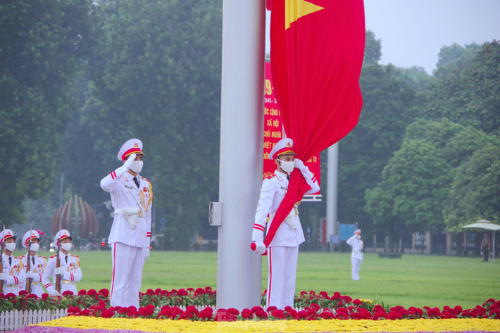 Đội hình thực hiện lễ chào, hạ cờ sẽ có 1 Khối trưởng, đi sau Khối trưởng là Tổ Quốc kỳ, tiếp đó là Tổ Quân kỳ và đội hình mang súng CKC.