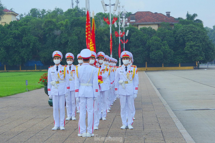 Theo Trung tá Nguyễn Dự Long, Đội trưởng Đội Tiêu binh Danh dự, Đoàn 275, BTL Bảo vệ Lăng Chủ tịch Hồ Chí Minh, Lễ chào cờ được thực hiện từ 6 giờ sáng hàng ngày trong mùa nóng (từ 1/4 đến hết tháng 10) và bắt đầu từ 6 giờ 30 trong mùa lạnh (từ 1/11 đến hết tháng 3). Lễ hạ cờ được thực hiện vào 21 giờ hàng ngày.