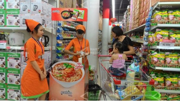 Trong siêu thị thường có những những quầy ăn thử sản phẩm. Có thể bạn nghĩ đó là hình thức giúp khách hàng trải nghiệm trước sản phẩm trước khi mua. Ảnh: Mart Media