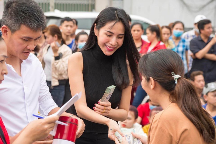 Vợ chồng Thuỷ Tiên - Công Vinh nhiều lần làm từ thiện với số tiền lên tới hàng tỷ đồng. Ảnh: Người lao động