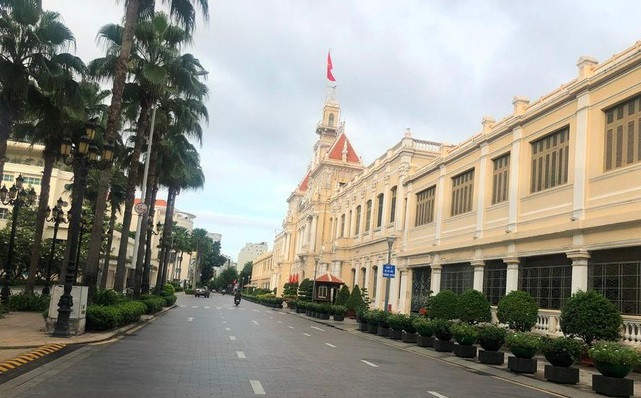 Ngày 2/9, nhiều tuyến đường trung tâm TP HCM vắng vẻ. Đường Lê Thánh Tôn (quận 1) trước UBND TP được chăm chút cẩn thận nhưng ít người qua lại.