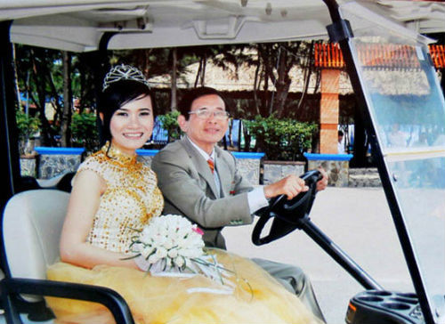 Năm 2012, dù đã 74 tuổi, đại gia Lê Ân vẫn khiến người dân Vũng Tàu xôn xao khi tổ chức đám cưới với người vợ thứ 6, kém ông 53 tuổi. Ảnh: Internet