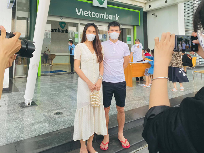 Đáng chú ý, Thủy Tiên chọn túi ngọc trai kết hạt thủ công để phối đồ. Ảnh: FBNV