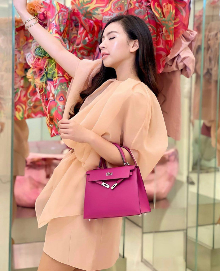 Với Phương Bora, dùng hàng hiệu không phải để khẳng định đẳng cấp mà còn là sự đầu tư về kinh tế.