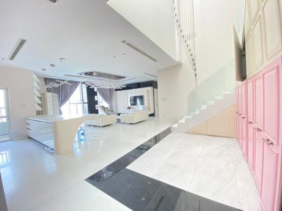 Penthouse của Ngọc Trinh nằm trên tầng 33 của một chung cư cao cấp nên khá yên tĩnh và thoáng mát. Từ tầng thượng có thể nhìn ra toàn cảnh thành phố. Ảnh: Lao động