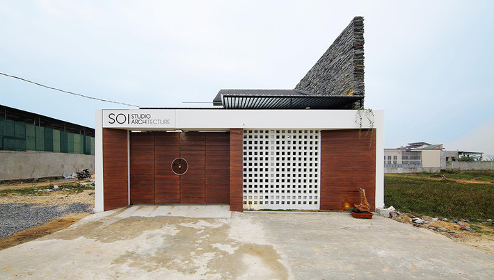 Tọa lạc tại Quảng Bình, ngôi nhà mang tên TQ House thu hút người qua đường không phải bởi vẻ đồ sộ mà bởi màu sắc mang đường nét cổ điển.