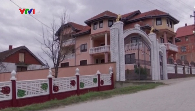 Do không có người ở nên làng không có nước.
