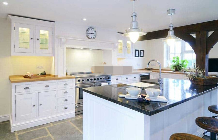 Thiết kế nhà bếp tiện lợi với bộ bàn ăn có bồn rửa bát. Ảnh: Sofatieuchuan.