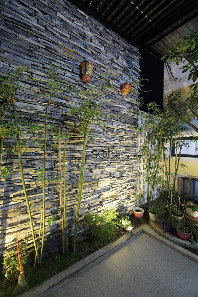 Nhờ cây xanh mà bức tường đá vững chãi không còn dáng vẻ nặng nề, thô kệch.