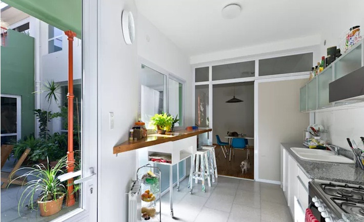 Nhà bếp với thiết kế bàn treo dáng dài phục vụ việc nấu nướng và thưởng thức bữa ăn mà không cần phí tiền mua thêm một cái bàn khác. Ảnh: Homify.