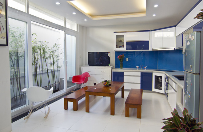 Cây xanh bên cạnh giúp phòng bếp trở nên thoáng rộng hơn.