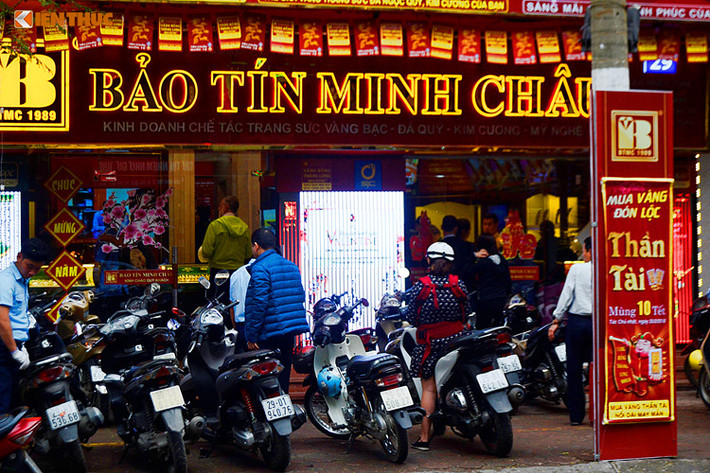 Theo quan niệm dân gian, trong ngày vía Thần Tài (mùng 10 Tết âm lịch) mua vàng sẽ mang đến nhiều may mắn và tài lộc trong cả năm. Ảnh: Bảo Ngọc.