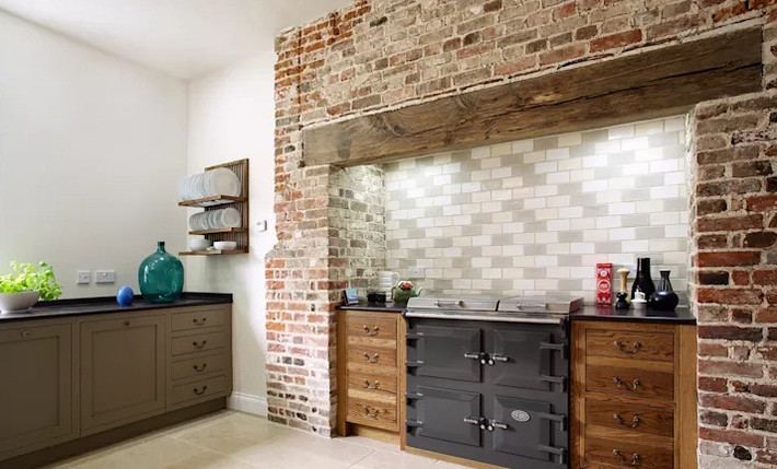 Gạch thô cho nhà bếp mộc mạc. Ảnh: Homify.