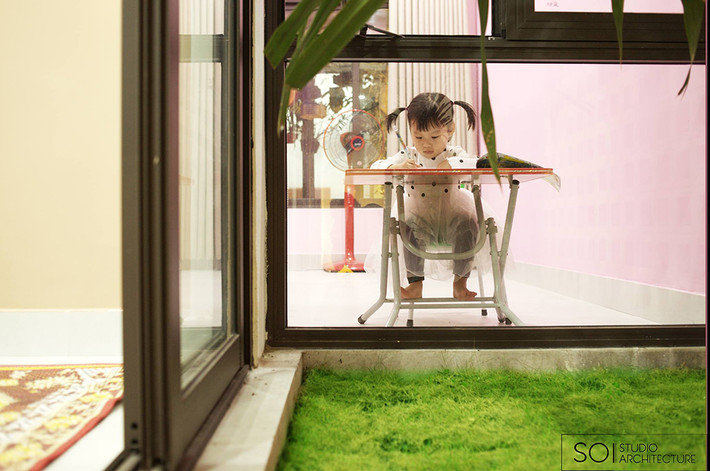 Mọi căn phòng đều hướng ra không gian xanh bên ngoài.
