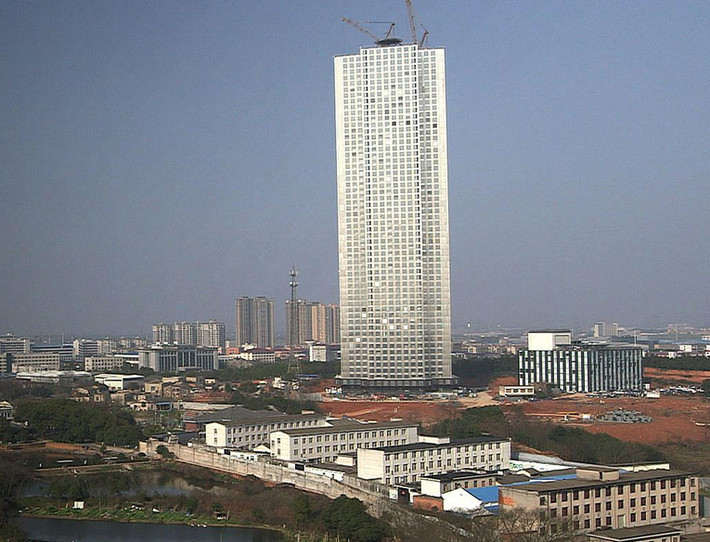 Để lắp ráp tòa nhà chọc trời với tốc độ đáng kinh ngạc, công ty xây dựng áp dụng công nghệ ráp khối module tiên tiến. Ảnh: BGR.