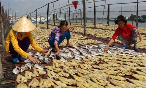 Giá khô cá tra phồng dao động từ 150.000 - 330.000 đồng/kg. Ảnh: Youtube.