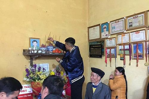 Phòng khách đơn sơ với nhiều giấy khen, huy chương, giải thưởng của Hà Đức Chinh. Ảnh: Dân Việt.