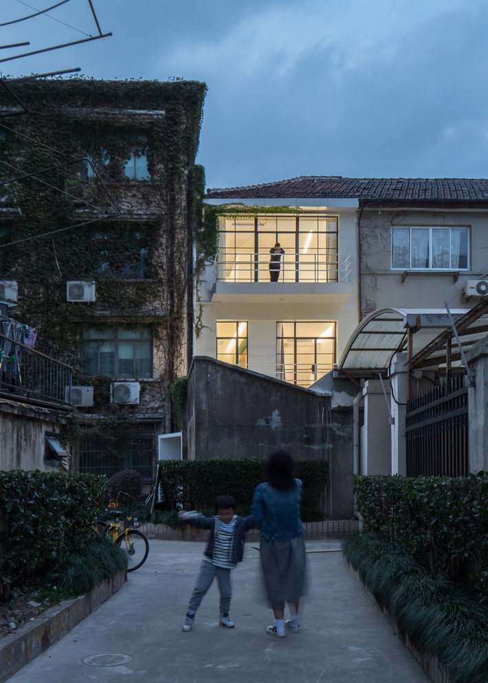Nhà ống 3 tầng trở nên ấm áp và nổi bật khi màn đêm buông xuống. Nguồn ảnh: Archdaily.