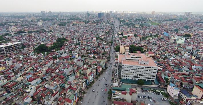 Được khởi công từ tháng 10/2013, nhưng chậm tiến độ do giải phóng mặt bằng. Năm 2018, Hà Nội sẽ tiếp tục triển khai đoạn còn lại của tuyến đường huyết mạch này. Ảnh: Zing.