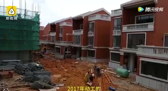 Đường dẫn vào nhà đang thi công.