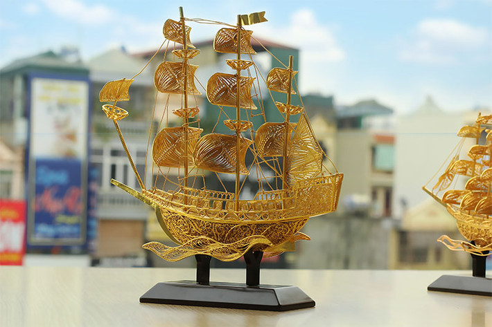 Thuyền buồm phong thủy được xem là biểu tượng của thành công trong kinh doanh. Mua thuyền buồm phong thủy trong ngày vía Thần Tài sẽ giúp công việc làm ăn thuận buồm xuôi gió. Ảnh: Mavang.
