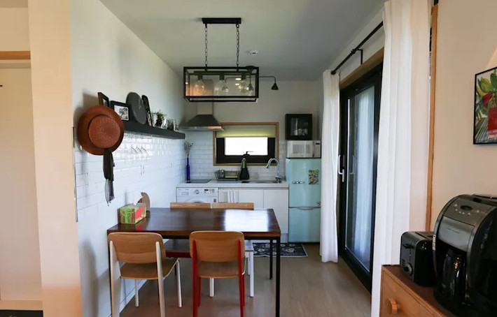Một chiếc bàn vừa để dùng bữa, vừa để chuẩn bị đồ ăn phù hợp với diện tích nhỏ. Ảnh: Homify.