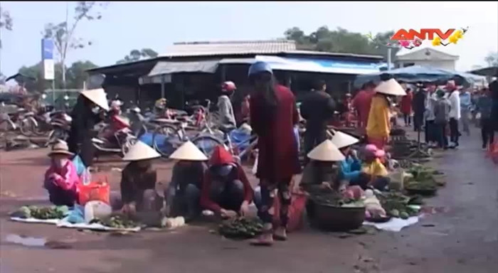 Ngoài các mặt hàng nông sản, tại phiên chợ Tết này còn có các gian hàng ăn uống với những món ăn như bánh ít, bánh đúc, bánh bèo, nem lụi... Ảnh: ANTV.
