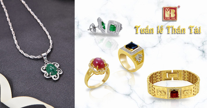 Bên cạnh nhẫn tròn trơn vàng, Công ty Bảo Tín Minh Châu còn chuẩn bị nhiều trang sức đặc sắc dành riêng cho ngày Thần Tài như: mặt dây thần tài, đĩnh vàng, mặt khuyển vàng, vòng lắc hoa, nhẫn kim tiền gắn đá ngọc quý... Ảnh: PNJ.