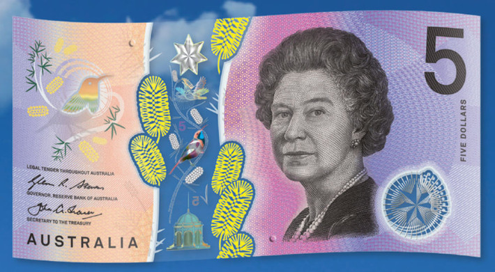 Đặc biệt tờ 5 Đôla Australia mới phát hành được trang bị hiệu ứng chuyển màu theo góc nghiêng. Khi di chuyển sẽ thấy hình ảnh một chú chim vẫy cánh và thay đổi màu sắc. Ảnh: The Right Note.
