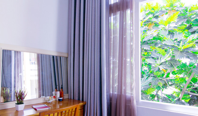Tuy nhiên, nắng nóng từ hướng Tây đã được kiến trúc sư khéo che chắn bằng không gian đệm phía trước.