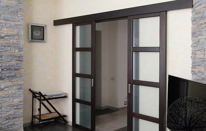 Cửa kính viền gỗ thiết kế hiện đại nhưng thanh lịch. Ảnh: Lesomodul.