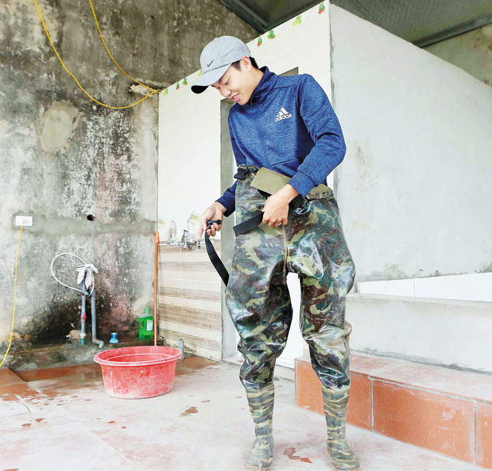 Anh Trương Đình Tùng chuẩn bị một ngày làm việc.