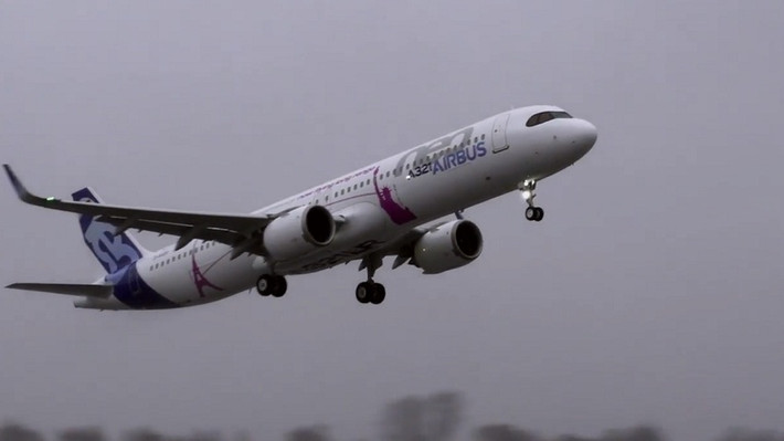 Sự xuất hiện của A321LR làm nóng lên cuộc chiến giữa Airbus và đối thủ Boeing trên thị trường máy bay thân hẹp. Ảnh: Airbus.