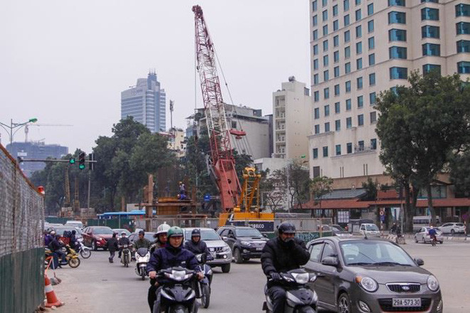 Cầu dài 271 m, rộng 10 m, xây dựng trực thông theo hướng đường Yên Phụ - Nghi Tàm. Thời gian thi công dự kiến kéo dài từ 7 - 7,5 tháng. Ảnh: Tiền phong.