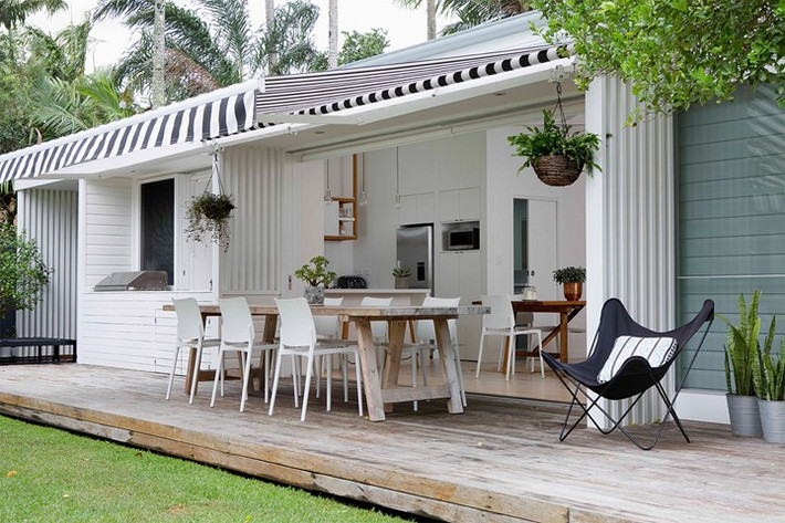 Các bức tường nhà bằng sắt cũ được thay mới hoàn toàn bằng gỗ.