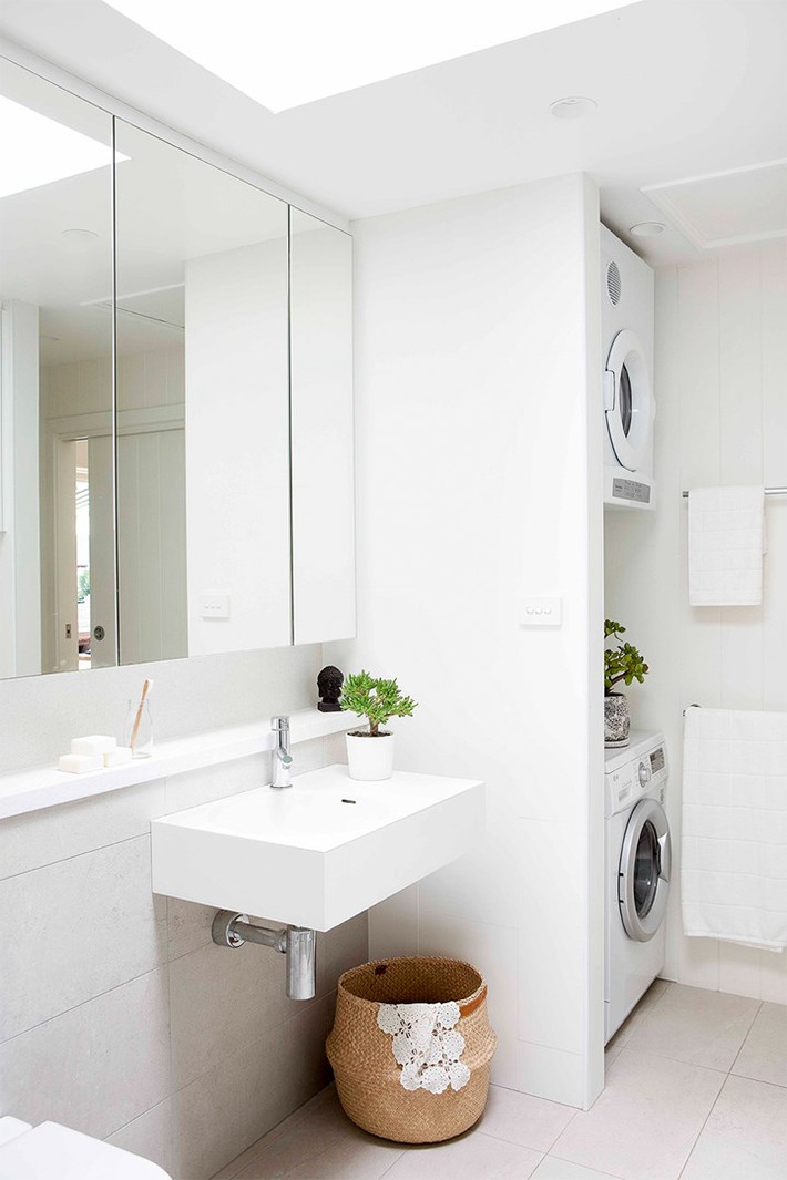 Phòng tắm đẹp mướt mắt với tiểu cảnh cây xanh. Nguồn ảnh: Homebeautiful.