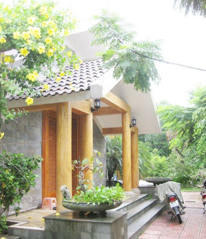Sảnh phụ với những trụ cột gỗ chắc chắn.