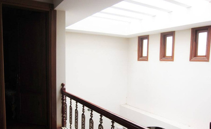 Hành lang kết nối các phòng ngủ trên tầng áp mái.
