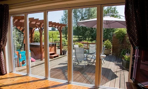 Cửa kính lớn mang đến vẻ đẹp hiện đại, giúp gia chủ có thể ngắm nhìn được cả không gian xanh mát ngoài trời ngay từ trong nhà. Ảnh: Airclos.