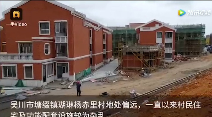 Những tòa biệt thự nhà khang trang đang được gấp rút xây dựng.