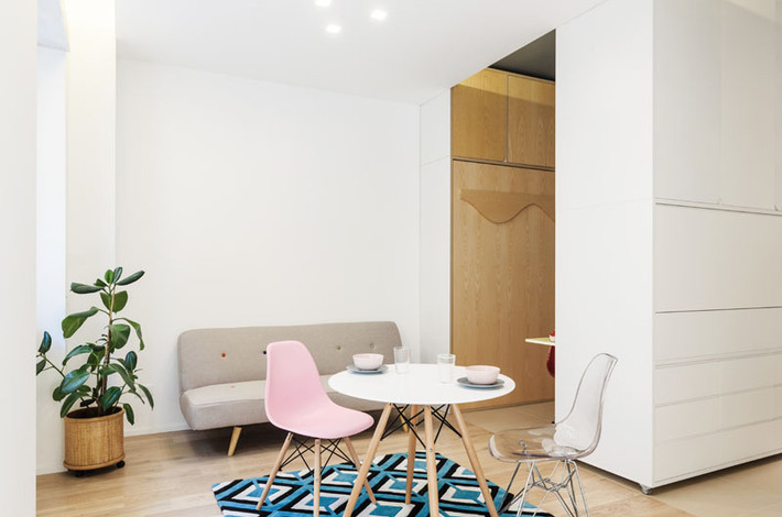 Phòng khách thiết kế theo kiểu không gian mở, nối liền từ ghế sofa màu xám pastel kê sát góc tường, bàn trà.