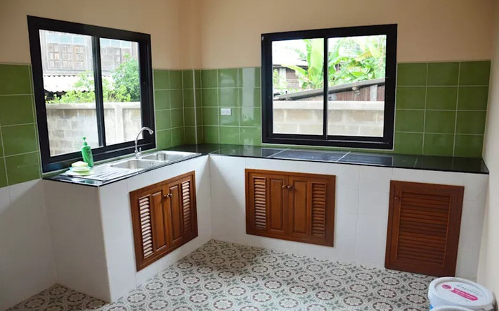 Mẫu phòng bếp kiểu Việt quen thuộc, phù hợp với hầu hết mọi nhu cầu sinh hoạt của các gia đình. Hai cửa sổ lớn giúp căn phòng thoáng hơn. Ảnh: Homify.