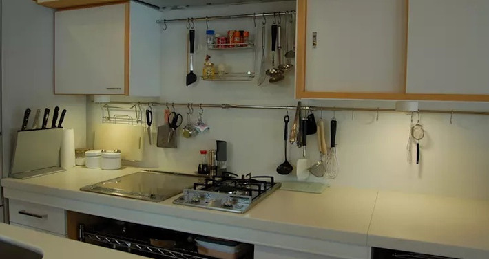 Những chiếc giá treo đồ vừa tiết kiệm kinh tế vừa tiết kiệm không gian cho căn hộ. Ảnh: Homify.