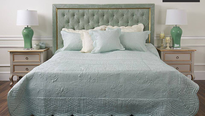 Đầu giường bọc da được thiết kế vô cùng tỉ mỉ. Ảnh: Divanni.